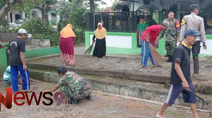 Kolaborasi TNI-Polri Padang, Bersama Masyarakat Gelar Kerja Bakti Bersihkan Tempat Ibadah Sambut Ramadan
