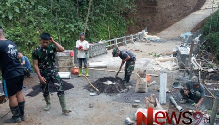 Gotong Royong TNI dan Warga: Pembangunan Pagar Jalan di Dusun Tugu, Desa Burno