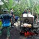 Foto: Bersama warga setempat bahu-membahu melaksanakan pengecoran jalan desa. @by_News9.id