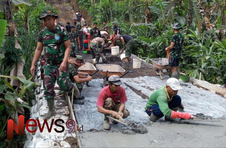Foto: Dipimpin oleh Letda Inf Ahmad Zali bersama masyarakat Desa Burno melaksanakan pengecoran jalan di Dusun Tugu. @by_News9.id