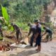 Foto: Melaksanakan pengurukan pinggiran jalan di Dusun Mlambing, Desa Burno. @by_News9.id
