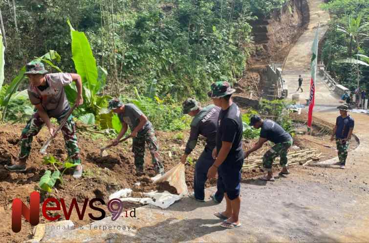 Foto: Melaksanakan pengurukan pinggiran jalan di Dusun Mlambing, Desa Burno. @by_News9.id