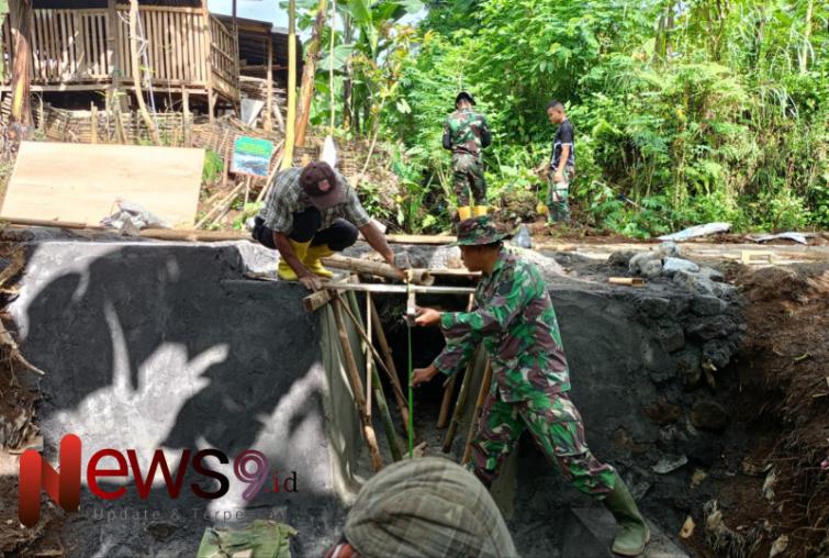 Foto: Bersama masyarakat melaksanakan pengecoran gorong-gorong. @by_News9.id