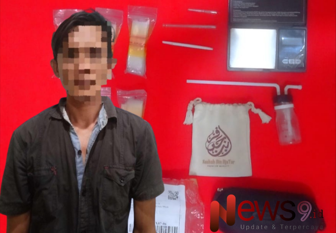 Foto: Tersangka berinisial FI (38), berikut barang bukti seperangkat alat hisap sabu, @by_News9.id