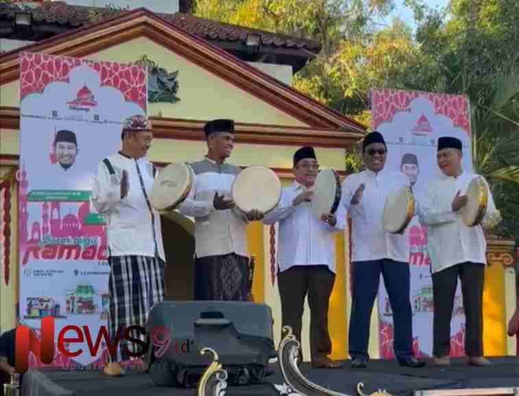 Foto: Wakil Bupati Sumenep, K. H. Imam Hasyim, (tengah) saat membuka dan meresmikan pasar takjil 1445 H, @by_News9.id