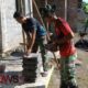 Foto: Bersama masyarakat setempat melaksanakan pembangunan Rumah Tidak Layak Huni (RTLH) milik Ibu Ngatijah. @by_News9.id