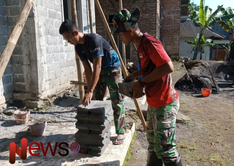 Foto: Bersama masyarakat setempat melaksanakan pembangunan Rumah Tidak Layak Huni (RTLH) milik Ibu Ngatijah. @by_News9.id