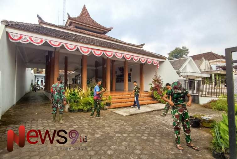 Foto: Kegiatan pembersihan di Balai Desa Burno. @by_News9.id