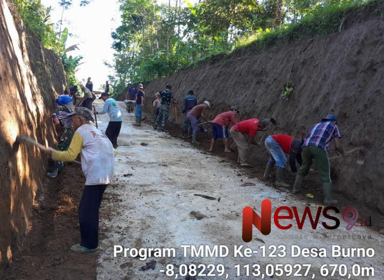 Foto: Personel Satgas TMMD bersama warga antusias terus dalam pengerjaan sasaran fisik, salah satunya pemaprasan tebing. @by_News9.id