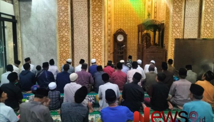 Personel BintalRem 083/Bdj Pimpin Sholat Tarawih dan Tadarus di Masjid Baitut Taqwa