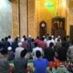 Foto: Sholat Isya’ berjamaah yang dilanjutkan dengan Sholat Tarawih bersama warga di Masjid Baitut Taqwa, @by_News9.id