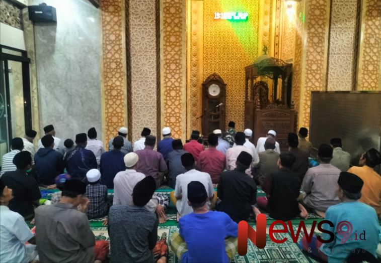 Foto: Sholat Isya’ berjamaah yang dilanjutkan dengan Sholat Tarawih bersama warga di Masjid Baitut Taqwa, @by_News9.id