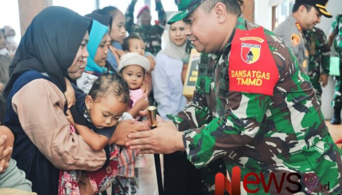 Wadan Pusterad Tinjau TMMD ke-123 di Lumajang, Serahkan Bantuan kepada Warga