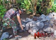 TNI dan Warga Gotong Royong Renovasi RTLH di Bulan Puasa