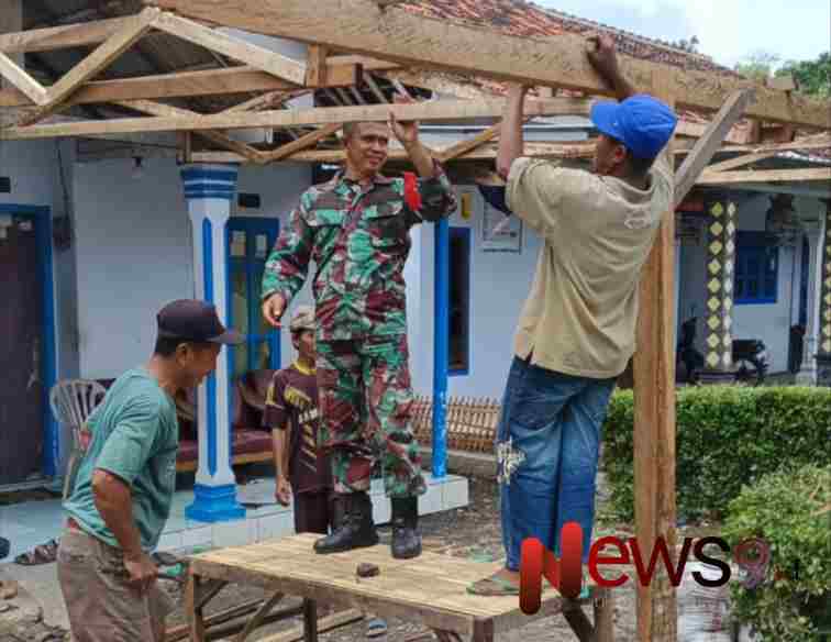 Foto: Sertu Sugianto, turut serta dalam kegiatan gotong royong renovasi. @by_News9.id