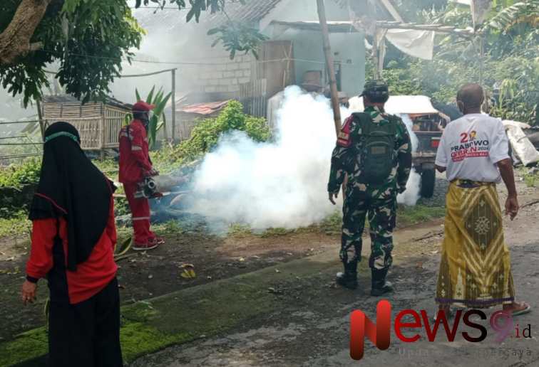 Foto: Koptu Subaeri, turut mendampingi kegiatan fogging. @by_News9.id