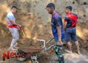 Satgas TMMD Ke-123 Kodim 0821/Lumajang Rapikan Tepi Jalan Hasil Pengecoran di Desa Burno