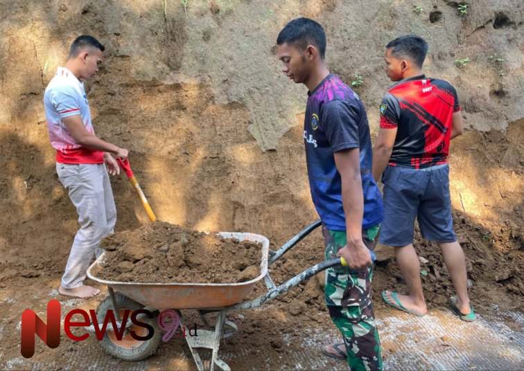 Foto: Letda Mar Sigit Sugito tetap bersemangat melaksanakan perapian tepi jalan hasil pengecoran. @by_News9.id