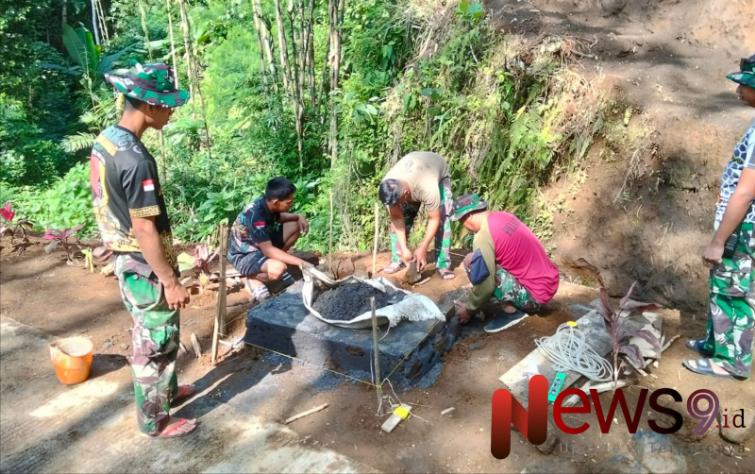 Foto: Pembangunan Tugu Prasasti di Jembatan Dusun Tugu, Desa Burno, Kecamatan Senduro, @by_News9.id