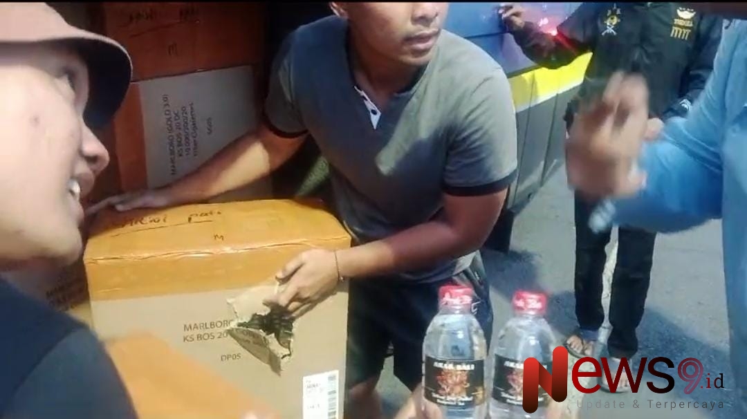Foto: Satpolairud Polresta Banyuwangi bersama Ditpolairud Polda Jawa Timur mengungkap kasus penyelundupan minuman keras ilegal. @by_News9.id