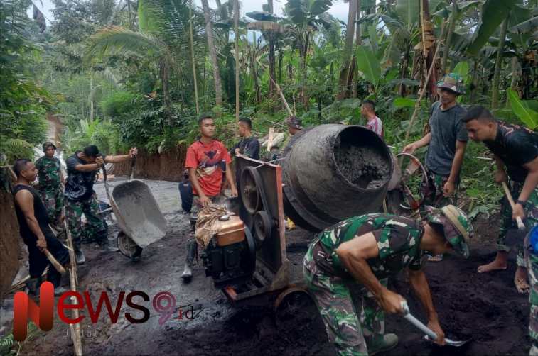 Foto: Bersama masyarakat bahu-membahu melaksanakan pengecoran jalan. @by_News9.id