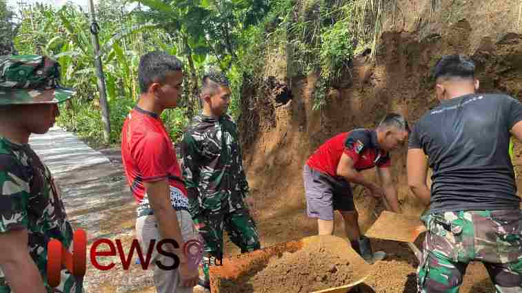 Foto: Perapian pada sisi kanan dan kiri jalan rabat beton yang telah selesai dibangun di Dusun Mlambing. @by_News9.id