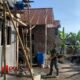 Foto: Satgas TMMD bersama warga Dusun Mlambing, Desa Burno, bahu-membahu menyelesaikan renovasi Rumah Tidak Layak Huni (RTLH). @by_News9.id