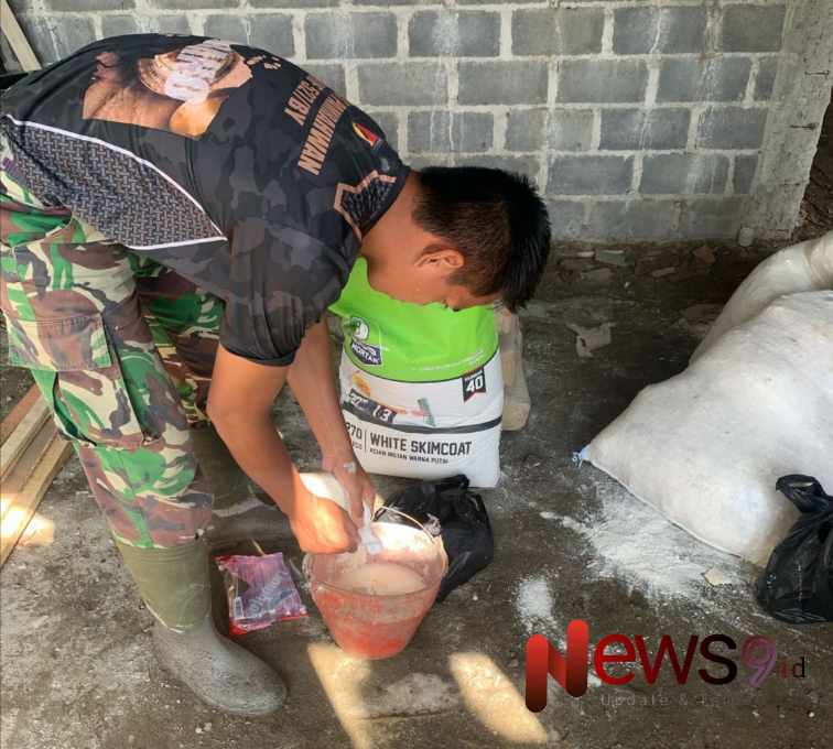 Foto: Satgas TMMD bersama warga Dusun Mlambing, Desa Burno, melanjutkan renovasi Rumah Tidak Layak Huni (RTLH). @by_News9.id