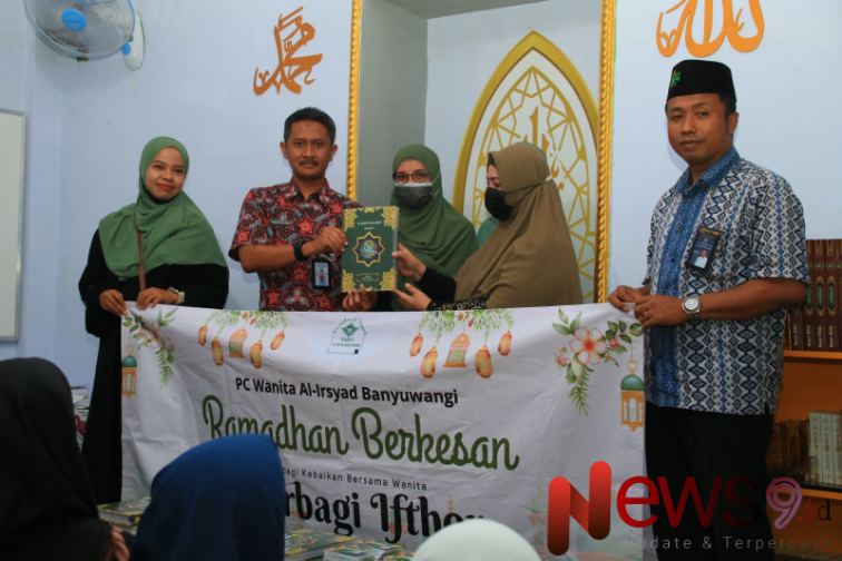 Foto: Organisasi Al-Irsyad Wanita Banyuwangi, saat memberikan takjil dan Al Quran ke warga binaan Lapas Banyuwangi. @by_News9.id