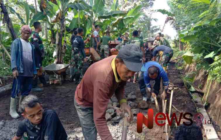 Foto: Bukti nyata sinergi antara TNI dan masyarakat dalam percepatan pembangunan infrastruktur pedesaan. @by_News9.id