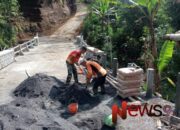 Pengecoran Tiang Jalan di Dusun Mlambing Capai Progres Positif Berkat Gotong Royong