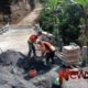 Foto: Satgas TMMD bersama masyarakat Dusun Mlambing, Desa Burno, Kecamatan Senduro, melaksanakan pengecoran tiang tepi jalan. @by_News9.id