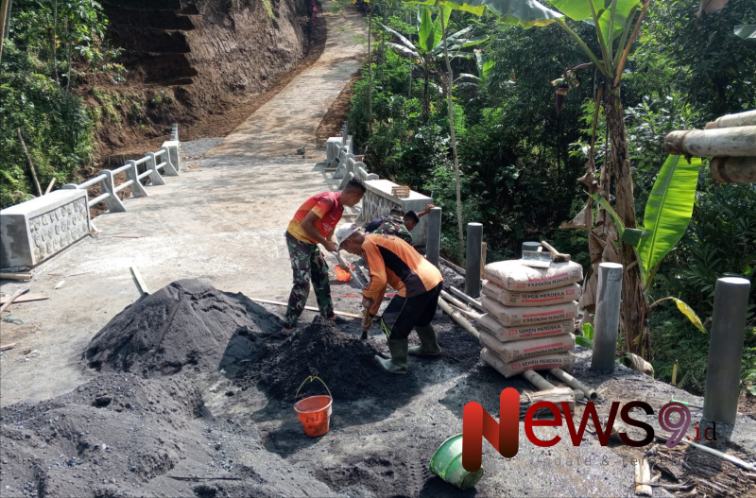 Foto: Satgas TMMD bersama masyarakat Dusun Mlambing, Desa Burno, Kecamatan Senduro, melaksanakan pengecoran tiang tepi jalan. @by_News9.id