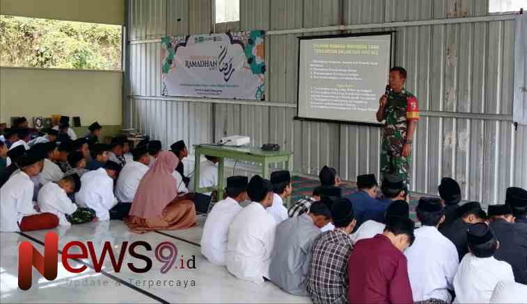 Foto: Sertu Bejo Utomo, memberikan materi wawasan kebangsaan kepada siswa MA Ma'arif NU An Naashiri, @by_News9.id