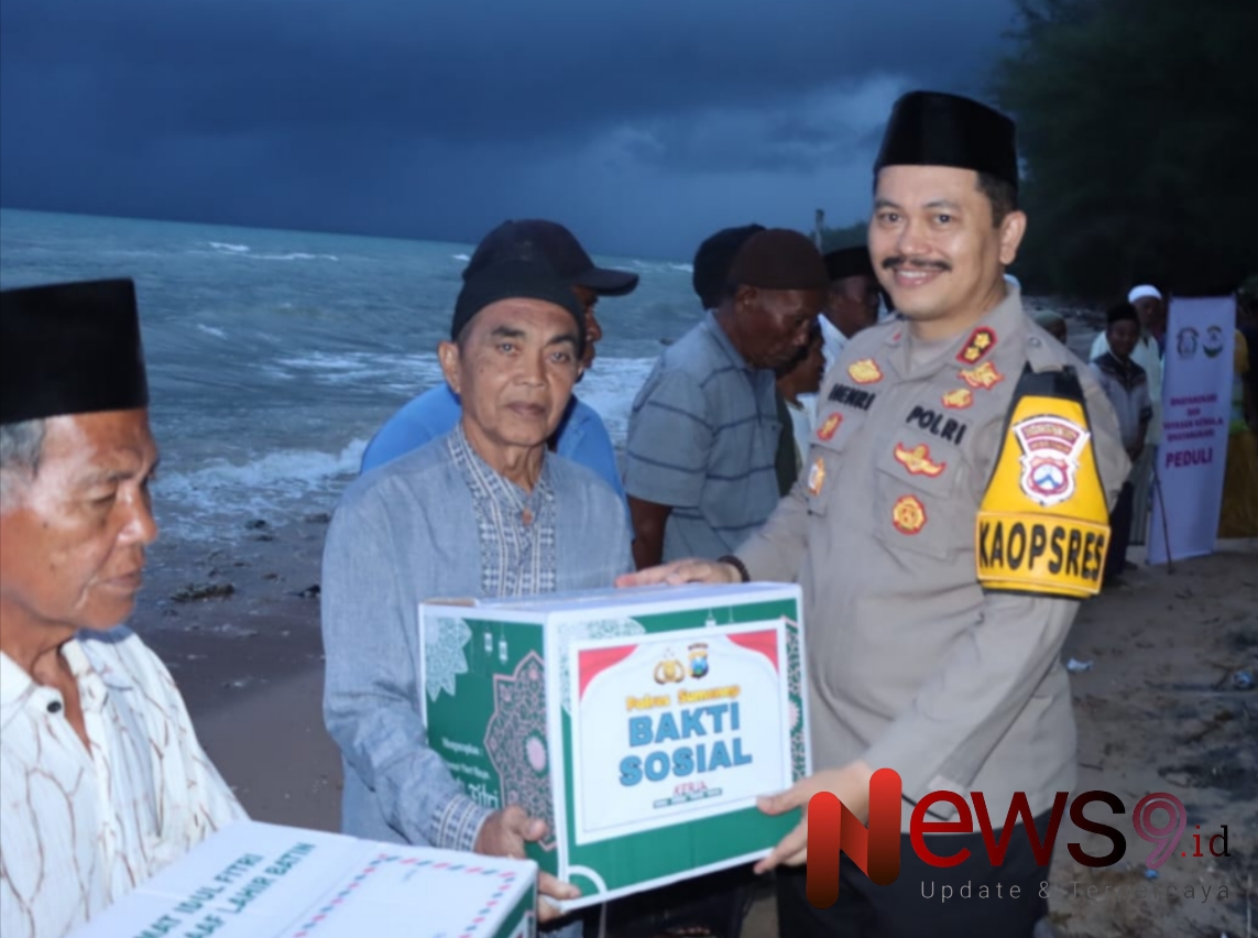 Foto: Kapolres Sumenep AKBP Henri Noveri Santoso, S.H., S.I.K., M.M., saat memberikan bantuan sosial kepada nelayan. @by_News9.id