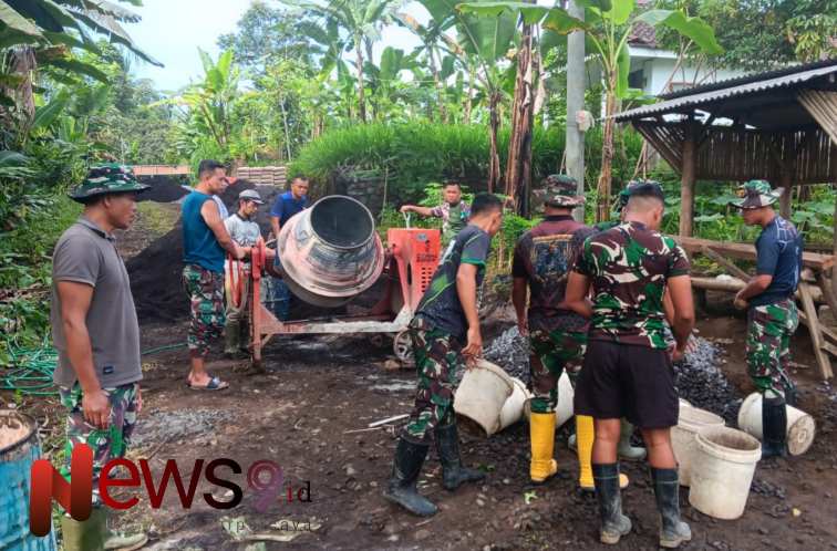Foto: Serma Edy bersama 30 personel TMMD dan masyarakat Desa Burno bergotong royong melaksanakan pengecoran jalan. @by_News9.id