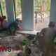 Foto: Bersama warga melaksanakan pemasangan keramik rumah dalam program Rumah Tidak Layak Huni (RTLH). @by_News9.id