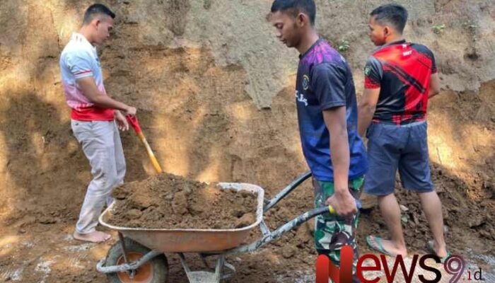 Meski Puasa, Satgas TMMD Ke-123 Kodim 0821/Lumajang Rapikan Tepi Jalan Hasil Pengecoran 