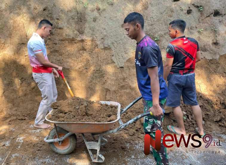 Foto: Tujuh personel dipimpin Letda Mar Sigit Sugito  bersemangat melaksanakan perapian tepi jalan hasil pengecoran. @by_News9.id