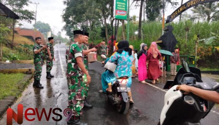 Berbagi Berkah Ramadan, Babinsa Bodang Turut Bagikan Takjil untuk Masyarakat