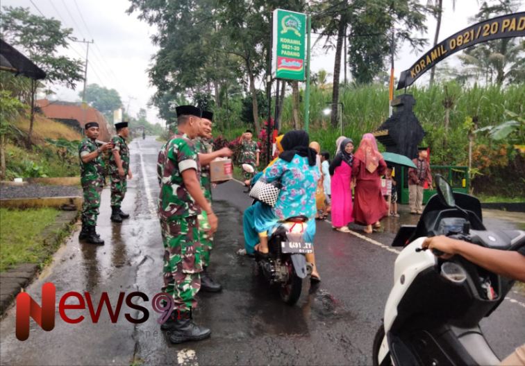 Foto: Serda Lukman Subki, turut serta dalam aksi berbagi takjil. @by_News9.id