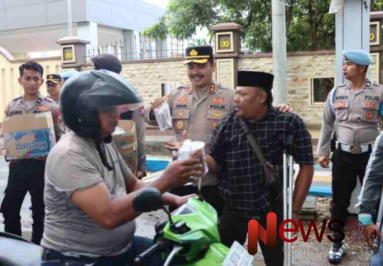 Kapolres Sumenep, AKBP Henri Noveri Santoso, bersama komunitas Difabel saat membagikan Takjil. @by_News9.id