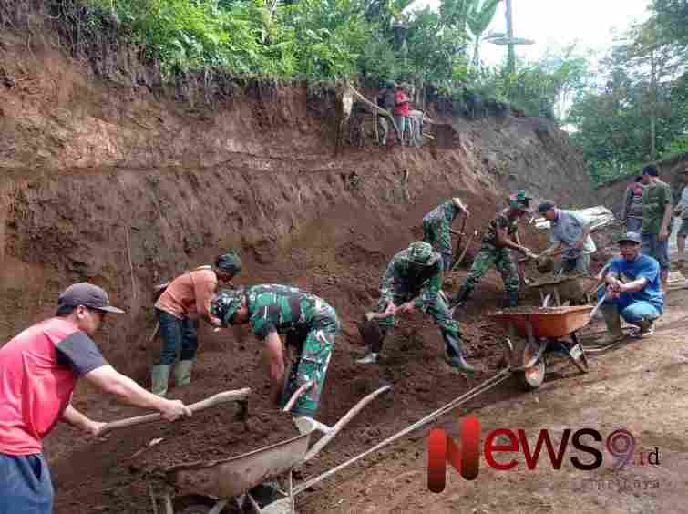 Foto: Sebanyak enam personel Satgas TMMD yang dipimpin oleh Praka Iwan bersama masyarakat melaksanakan perapian tepi jalan. @by_News9.id