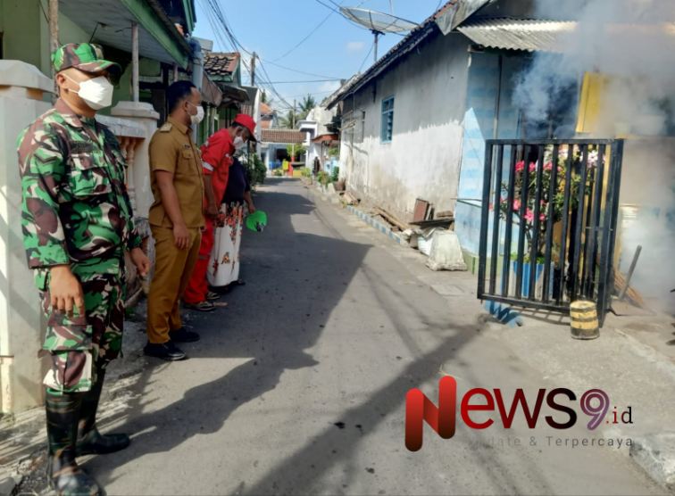 Foto: Pendampingan kegiatan fogging di pemukiman warga. @by_News9.id