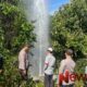 Foto: Titik sumur bor yang menyemburkan air setinggi 15 hingga 20 meter, disertai aroma gas yang menyengat. @by_News9.id