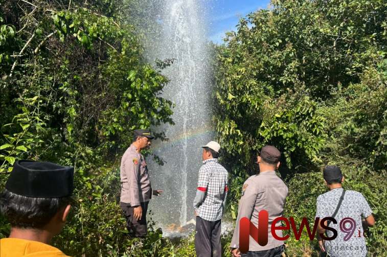 Foto: Titik sumur bor yang menyemburkan air setinggi 15 hingga 20 meter, disertai aroma gas yang menyengat. @by_News9.id