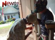 Gotong Royong di Bulan Ramadhan: Satgas TMMD dan Warga Semangat Renovasi Rumah Warga