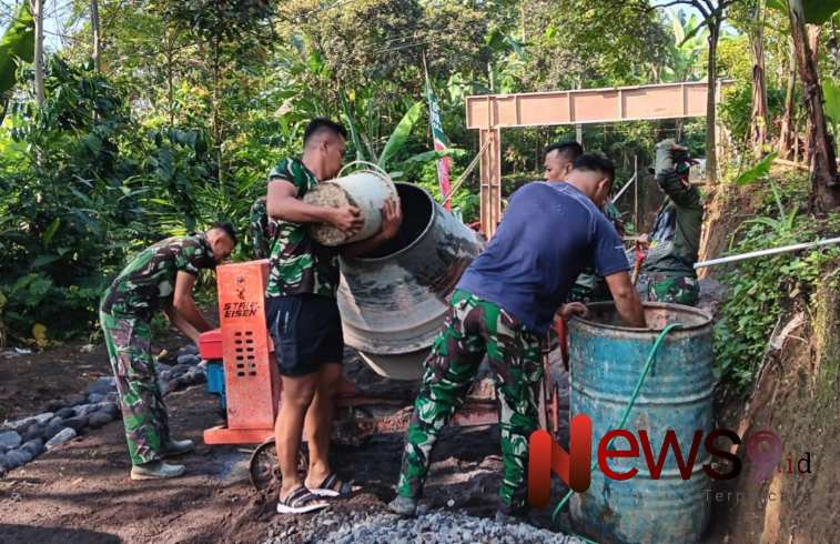 Foto: Pengecoran jalan guna meningkatkan aksesibilitas. @by_News9.id