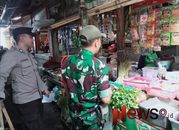 Foto: Serda Muhammad Triwijayanto, bersama Bhabinkamtibmas Polsek Senduro, melaksanakan operasi pasar. @by_News9.id
