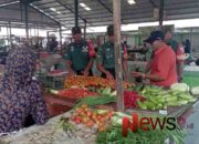 Pantau Stabilitas Harga, Babinsa Kutorenon Pendampingan Peninjauan Sembako di Pasar Sukodono